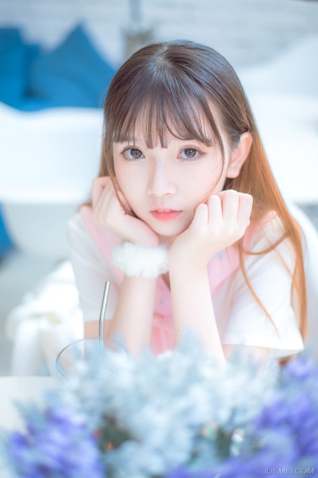 真实友谊的构成，并非因为两边有意的撮合，带些偶尔，带些不知不觉。——钱钟书